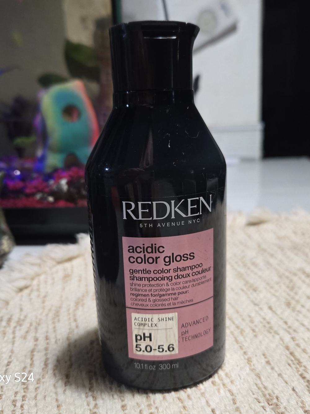 Redken Acidic Color Gloss Shampoo - Black Bottle with Pink Label